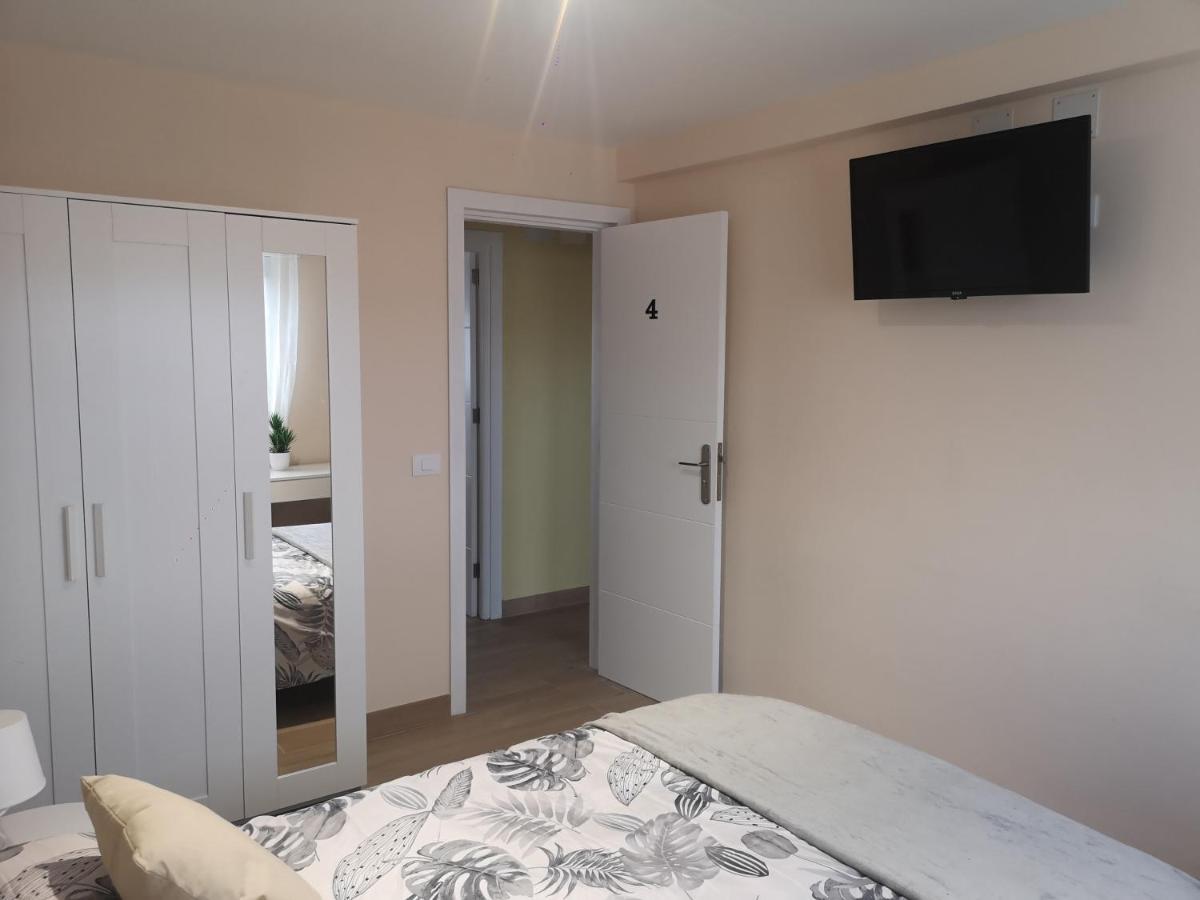Hostal Mari: University Area Private Rooms with Shared Baths La Laguna  Exterior photo