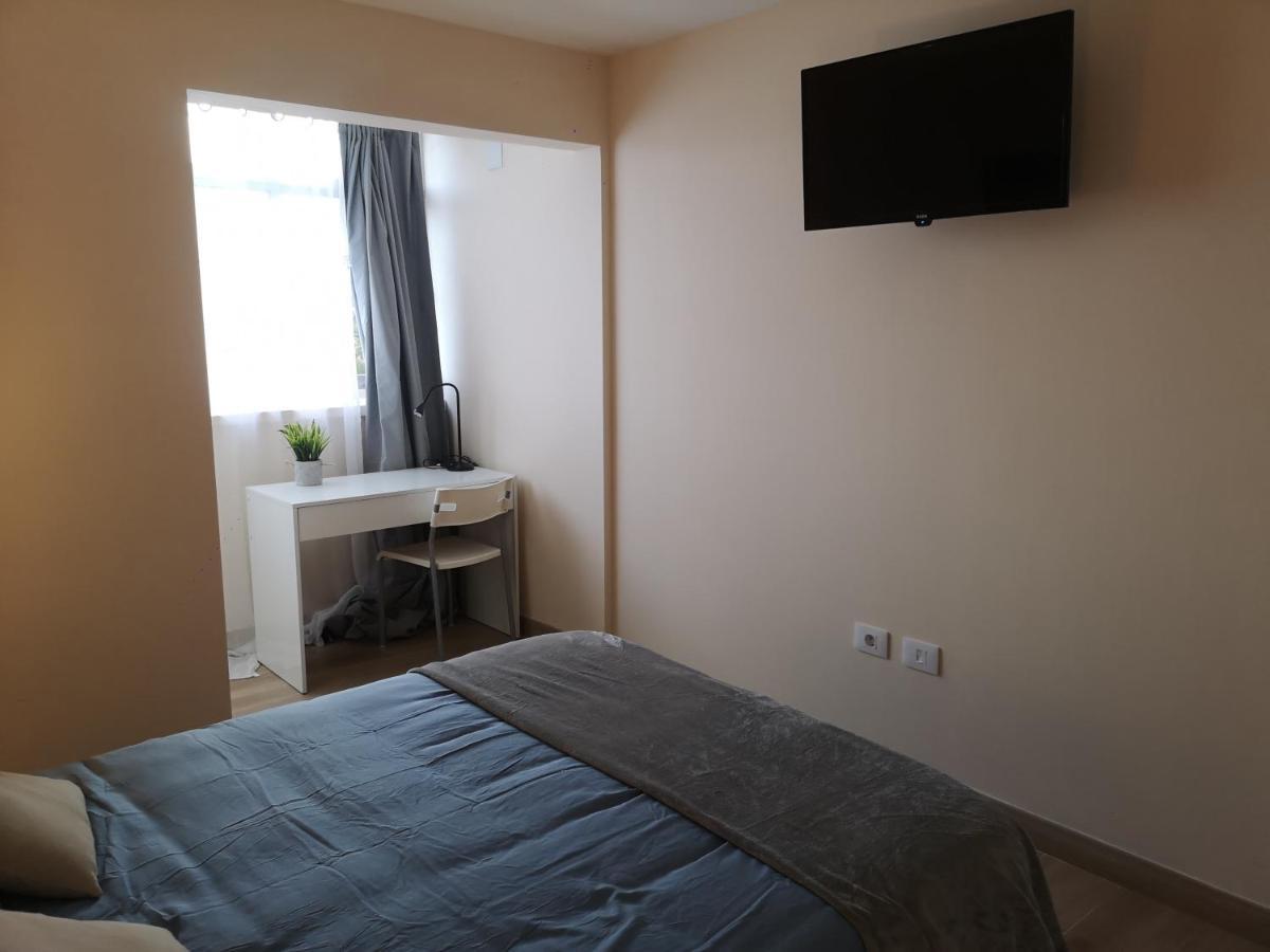 Hostal Mari: University Area Private Rooms with Shared Baths La Laguna  Exterior photo