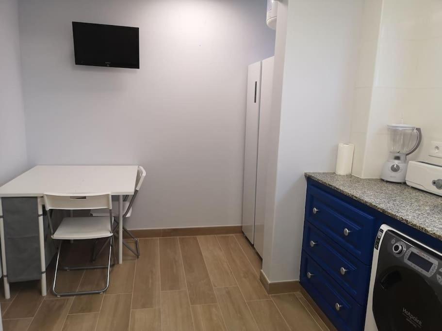 Hostal Mari: University Area Private Rooms with Shared Baths La Laguna  Exterior photo