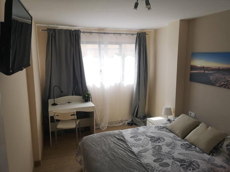 Hostal Mari: University Area Private Rooms with Shared Baths La Laguna  Exterior photo